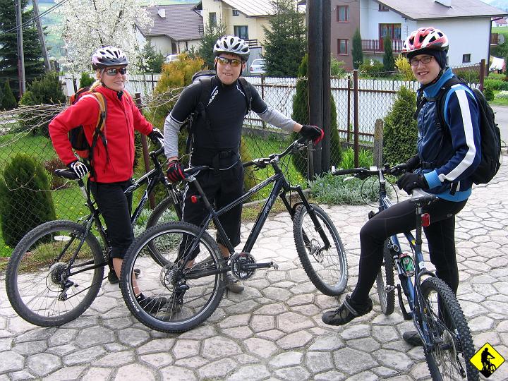 foto 009.jpg - Pewnego 1majowego dnia w Ropie. Tyle osób miało jechać... pojechały trzy, tym jedna dowiedziała się o wypadzie po północy. Mowa o tym z prawej. O nim później. Sumując: Beskid niski po raz pierwszy!